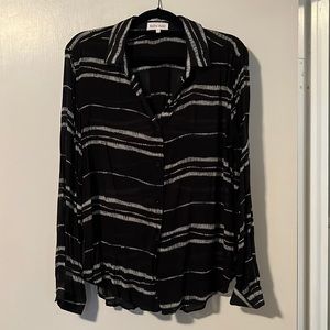 Bella Dahl woman’s black and white button down top size large.